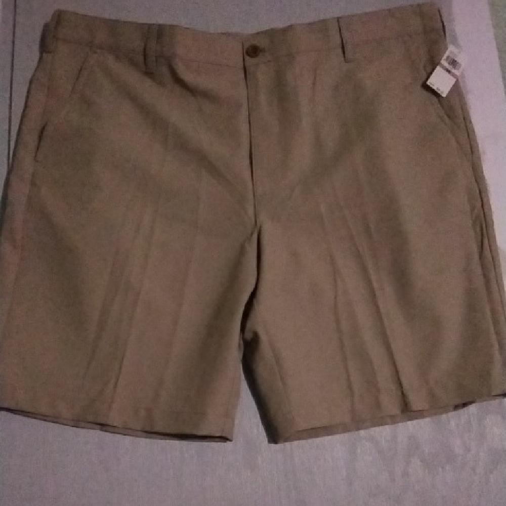 IZOD NWT Men GOLF Khaki Shorts Size 42W Classic Fit UPF 15